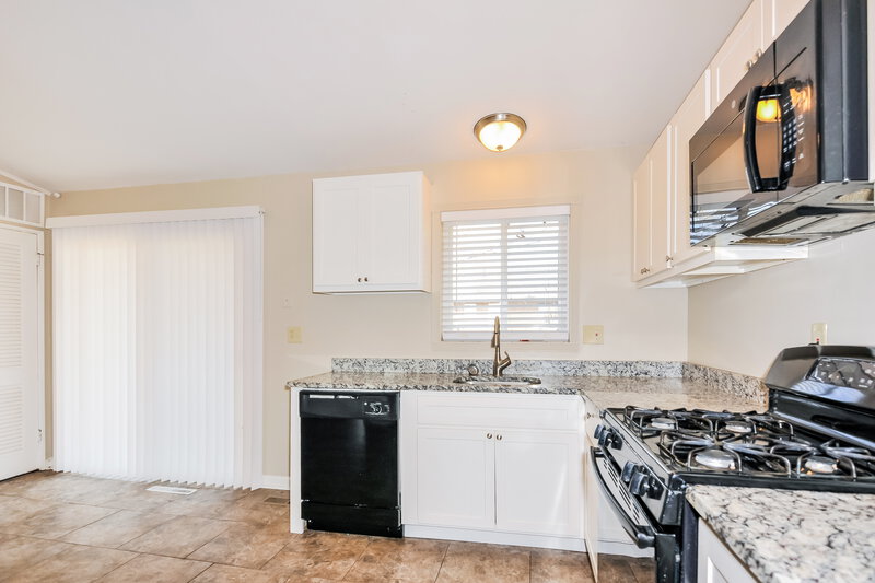 1,390/Mo, 2245 Oriole Dr Florissant, MO 63033 Kitchen View 2