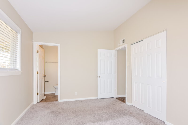 1,390/Mo, 2245 Oriole Dr Florissant, MO 63033 Main Bedroom View 2