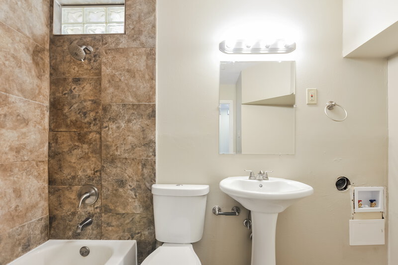 1,390/Mo, 2245 Oriole Dr Florissant, MO 63033 Main Bathroom View