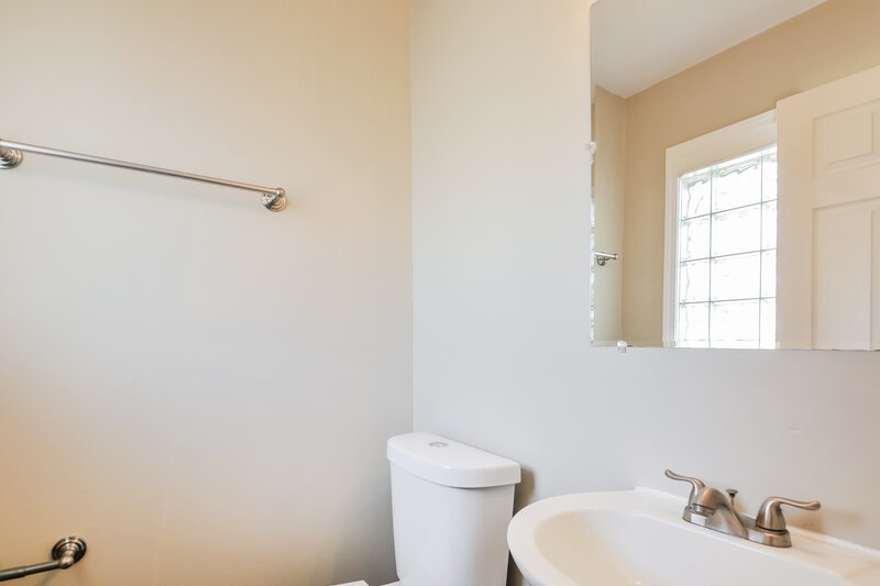 1,390/Mo, 2245 Oriole Dr Florissant, MO 63033 Bathroom View