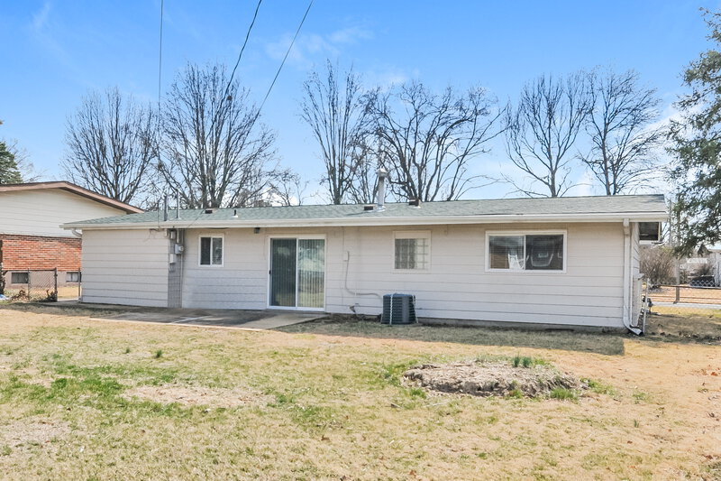 1,390/Mo, 2245 Oriole Dr Florissant, MO 63033 Rear View 2