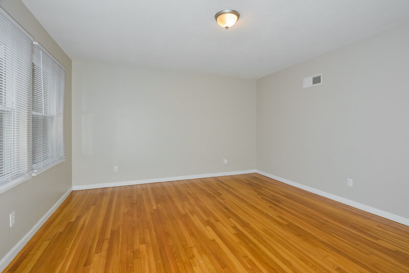 1,530/Mo, 11162 Prentice Dr St. Louis, MO 63136 Living Room View