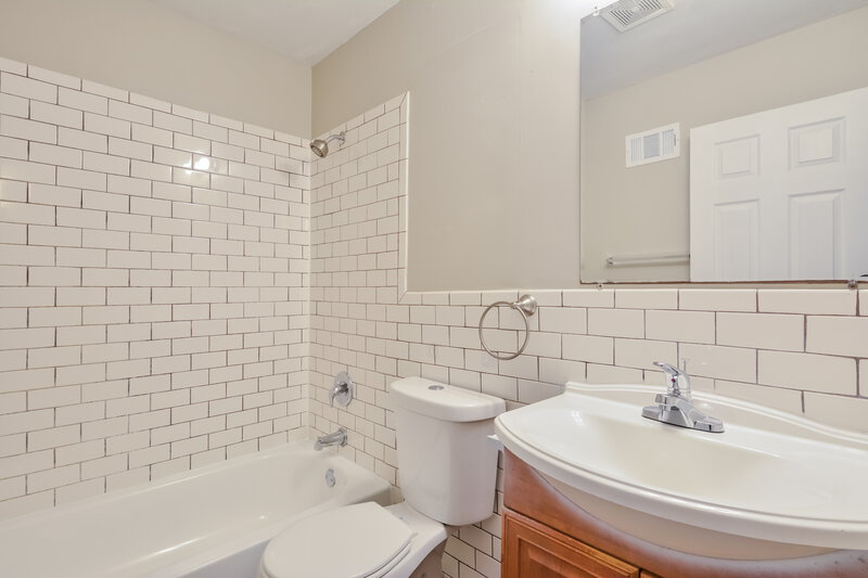 1,530/Mo, 11162 Prentice Dr St. Louis, MO 63136 Bathroom View