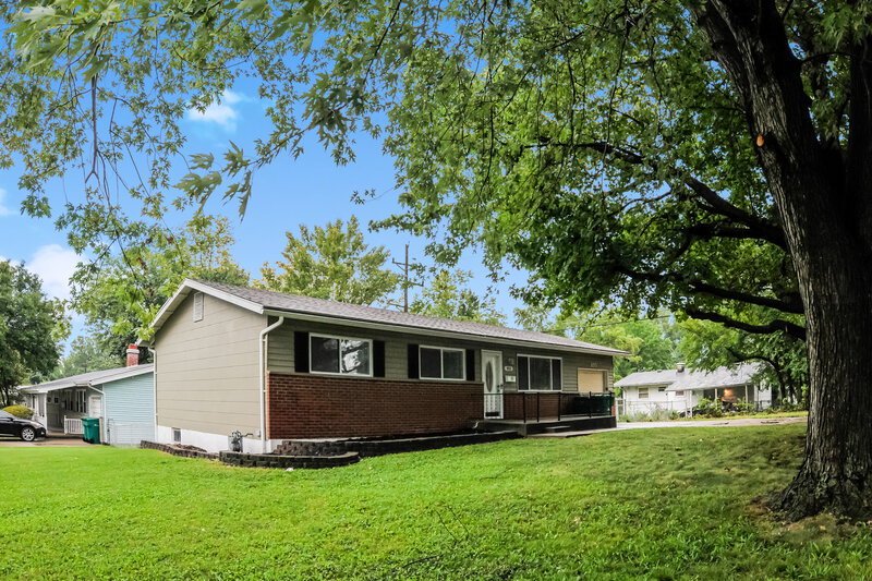 1,350/Mo, 805 Shepley Dr St. Louis, MO 63137 Front View 2