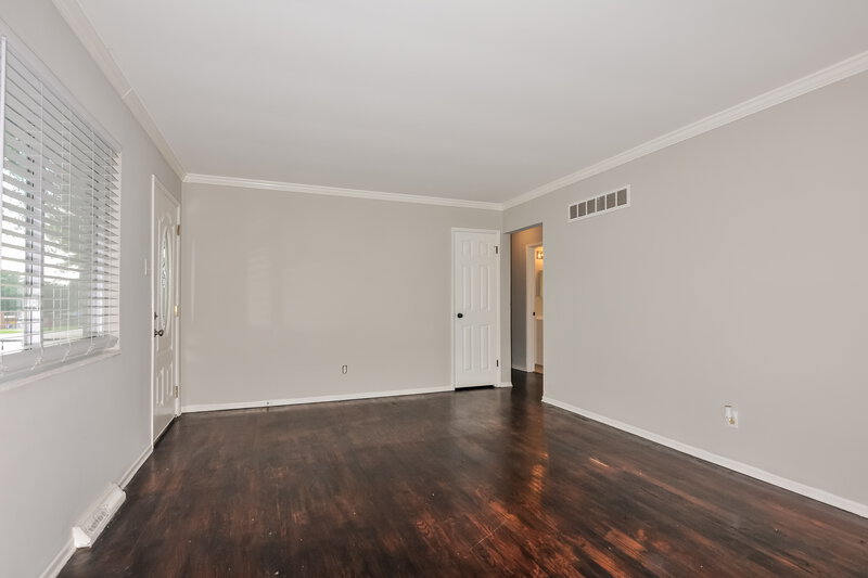 1,350/Mo, 805 Shepley Dr St. Louis, MO 63137 Living Room View