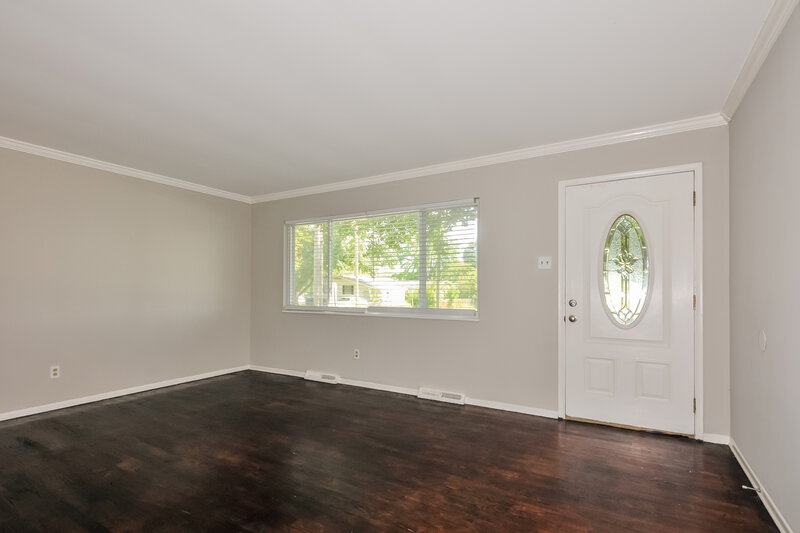 1,350/Mo, 805 Shepley Dr St. Louis, MO 63137 Living Room View 2