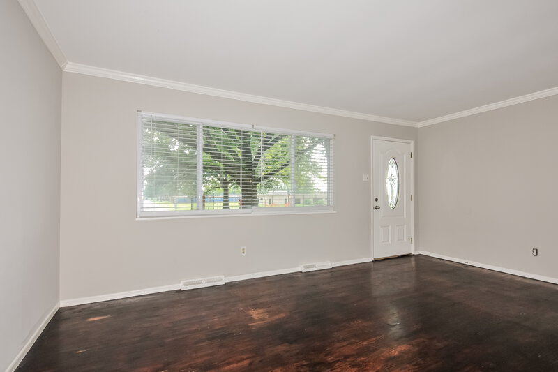 1,350/Mo, 805 Shepley Dr St. Louis, MO 63137 Living Room View 3