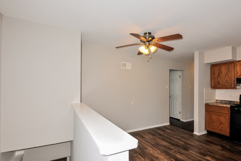 1,350/Mo, 805 Shepley Dr St. Louis, MO 63137 Dining Room View