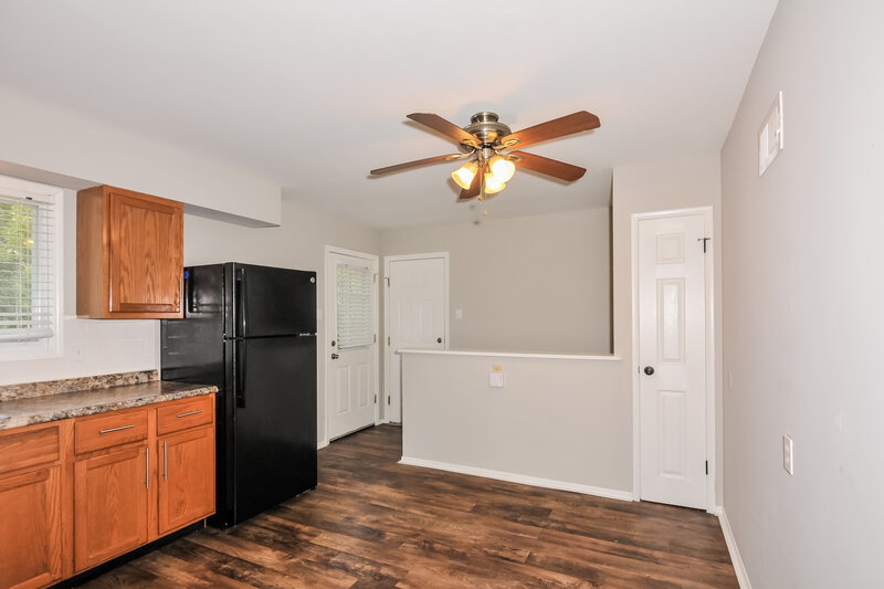 1,350/Mo, 805 Shepley Dr St. Louis, MO 63137 Kitchen View