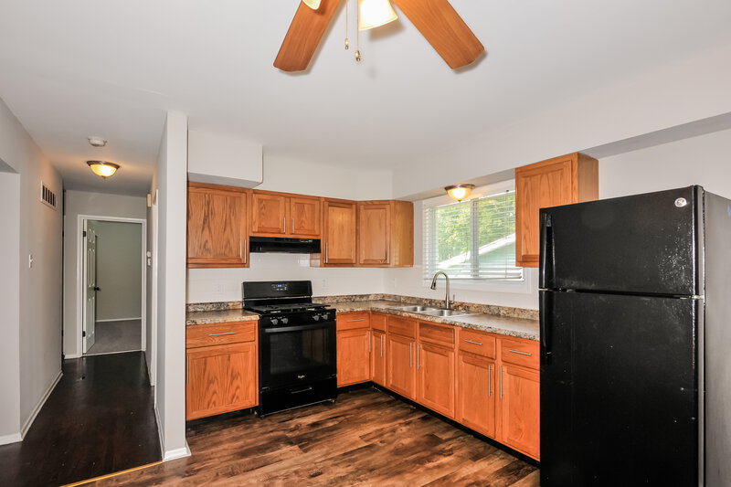 1,350/Mo, 805 Shepley Dr St. Louis, MO 63137 Kitchen View 2