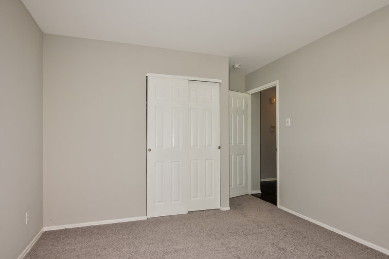 1,350/Mo, 805 Shepley Dr St. Louis, MO 63137 Main Bedroom View