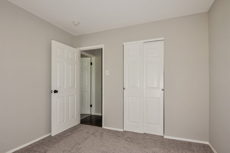 1,350/Mo, 805 Shepley Dr St. Louis, MO 63137 Main Bedroom View 2