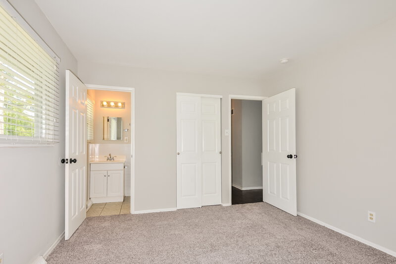 1,350/Mo, 805 Shepley Dr St. Louis, MO 63137 Main Bedroom View 3