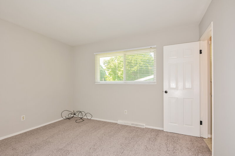 1,350/Mo, 805 Shepley Dr St. Louis, MO 63137 Main Bedroom View 4