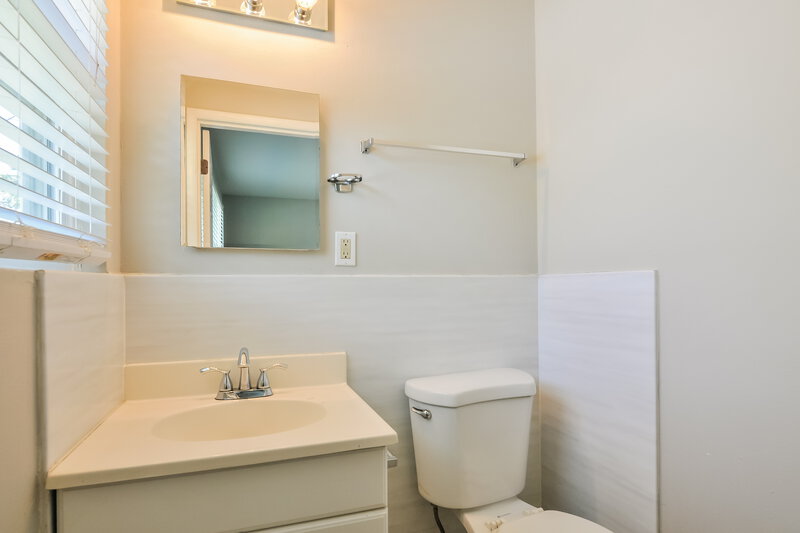 1,350/Mo, 805 Shepley Dr St. Louis, MO 63137 Main Bathroom View
