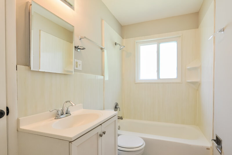 1,350/Mo, 805 Shepley Dr St. Louis, MO 63137 Main Bathroom View 2
