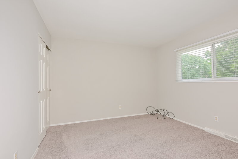 1,350/Mo, 805 Shepley Dr St. Louis, MO 63137 Bedroom View 4