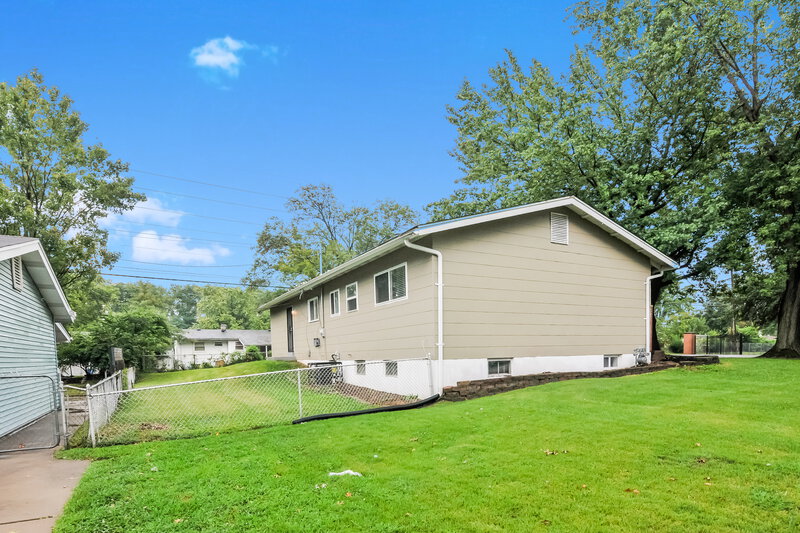 1,350/Mo, 805 Shepley Dr St. Louis, MO 63137 Rear View