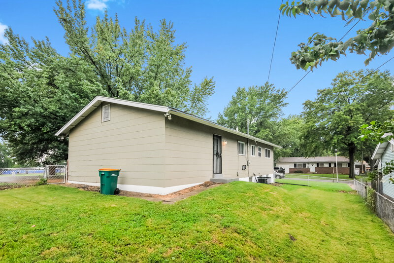1,350/Mo, 805 Shepley Dr St. Louis, MO 63137 Rear View 2