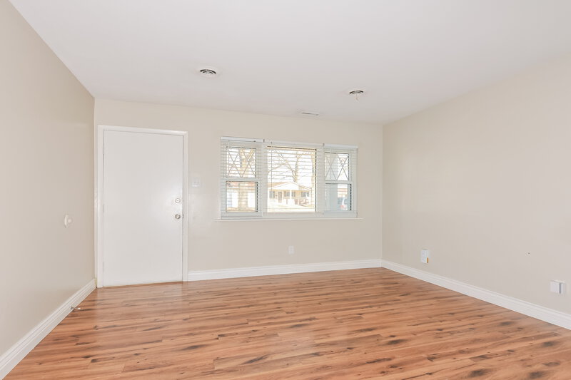 1,640/Mo, 1170 Bluebird Dr Florissant, MO 63031 Living Room View 4