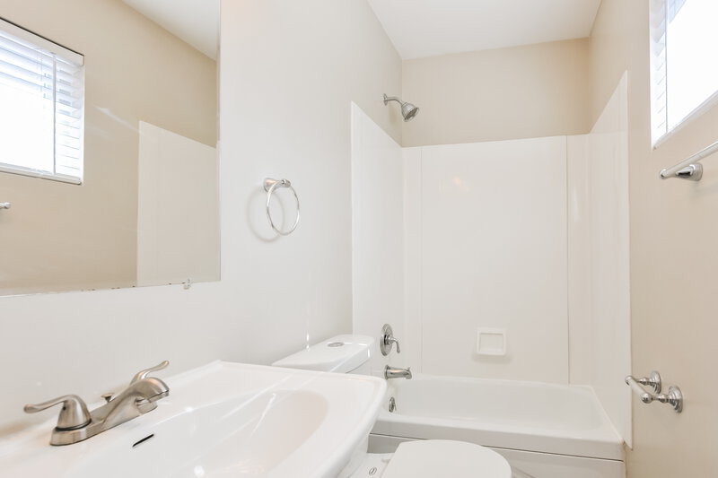 1,640/Mo, 1170 Bluebird Dr Florissant, MO 63031 Main Bathroom View
