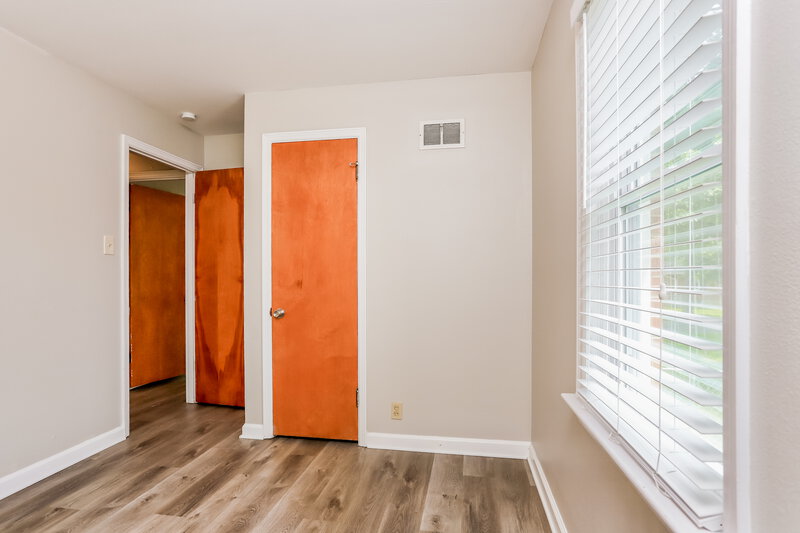 1,455/Mo, 9609 Griffin Dr St. Louis, MO 63137 Main Bedroom View 2