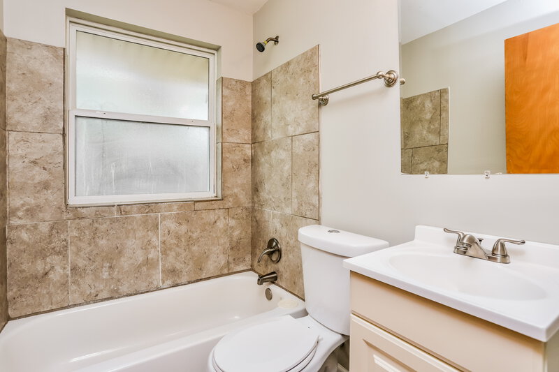 1,455/Mo, 9609 Griffin Dr St. Louis, MO 63137 Main Bathroom View