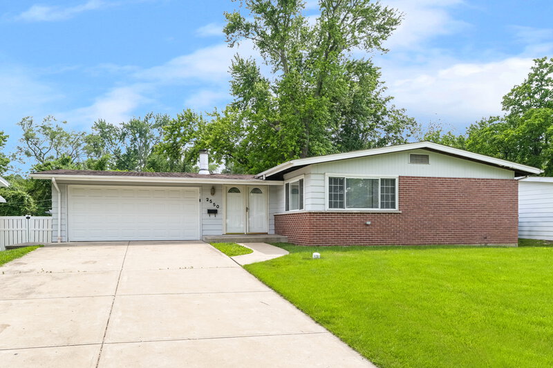 1,975/Mo, 2550 N Waterford Dr Florissant, MO 63033 External View