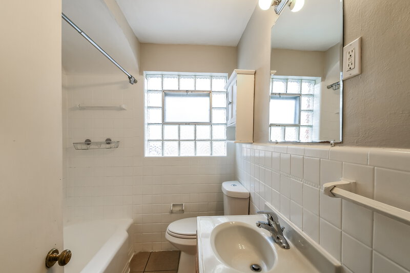1,845/Mo, 25 Claire Dr Florissant, MO 63031 Bathroom View