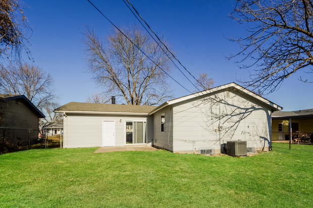 1,525/Mo, 45 Jamestown Dr St Peters, MO 63376 Rear View 2