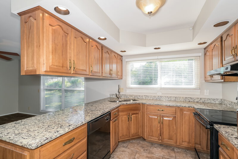 1,745/Mo, 3730 Helmkampf Dr Florissant, MO 63033 Kitchen View 2