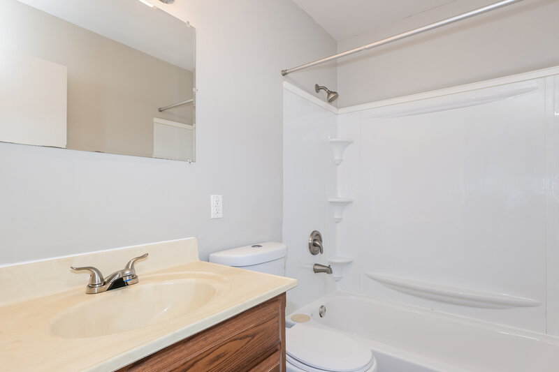 1,745/Mo, 3730 Helmkampf Dr Florissant, MO 63033 Bathroom View