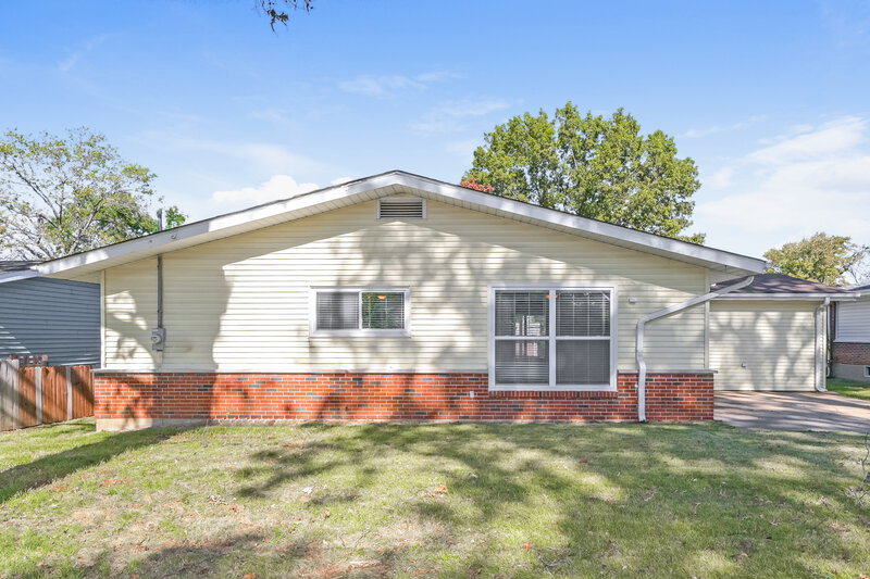 1,745/Mo, 3730 Helmkampf Dr Florissant, MO 63033 Rear View