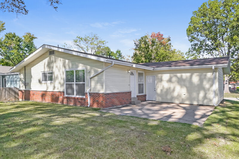 1,745/Mo, 3730 Helmkampf Dr Florissant, MO 63033 Rear View 2