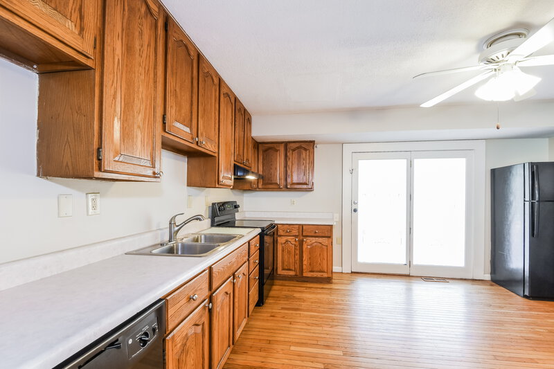 1,445/Mo, 7377 Tannoia Dr Hazelwood, MO 63042 Kitchen View 2