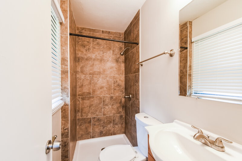 1,445/Mo, 7377 Tannoia Dr Hazelwood, MO 63042 Main Bathroom View