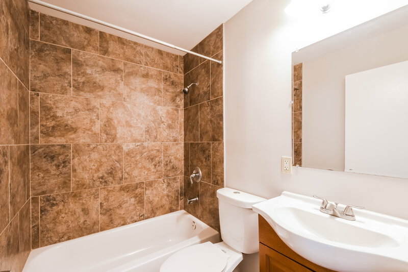 1,445/Mo, 7377 Tannoia Dr Hazelwood, MO 63042 Bathroom View