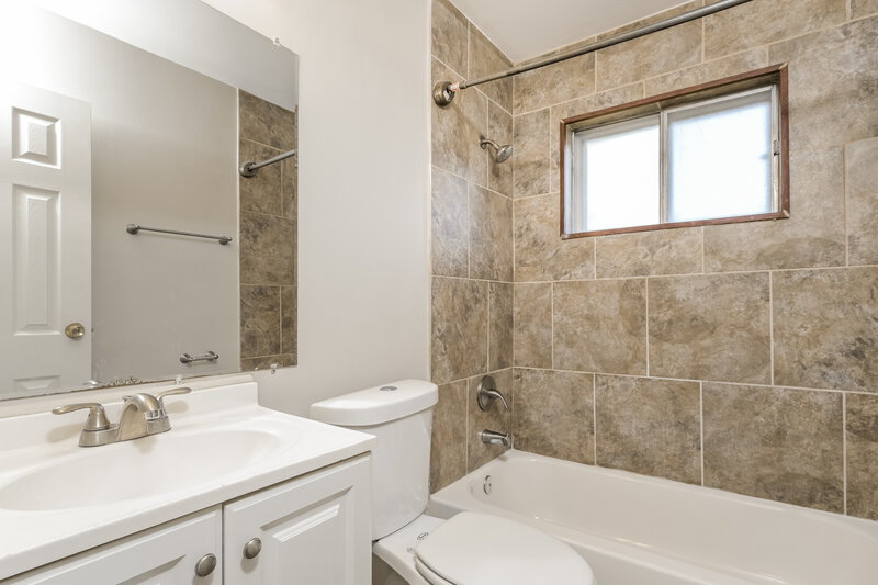 1,610/Mo, 1010 Dewayne Dr Florissant, MO 63031 Bathroom View
