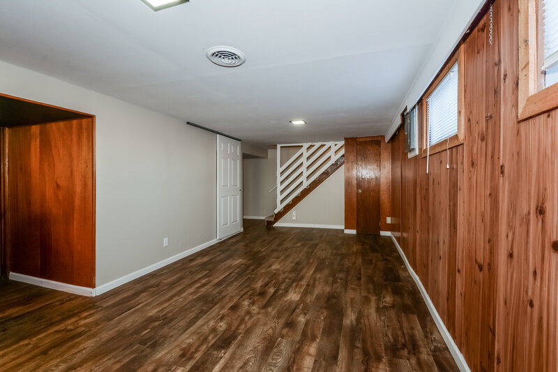 1,800/Mo, 819 Lynn Haven Ln Hazelwood, MO 63042 Family Room View 2