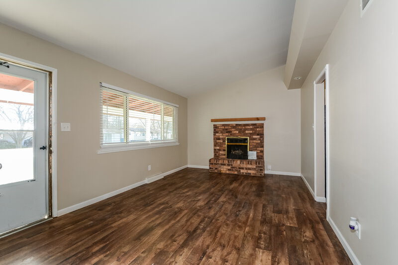 1,800/Mo, 819 Lynn Haven Ln Hazelwood, MO 63042 Living Room View