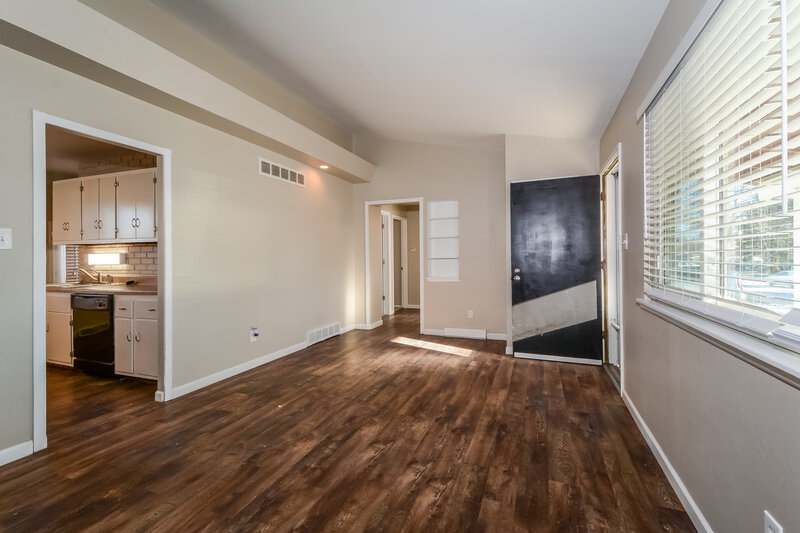 1,800/Mo, 819 Lynn Haven Ln Hazelwood, MO 63042 Living Room View 2