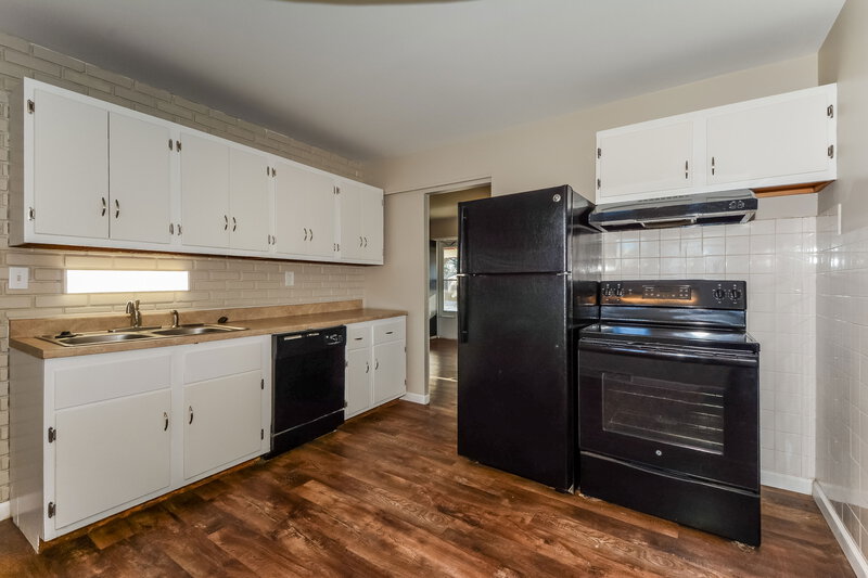 1,800/Mo, 819 Lynn Haven Ln Hazelwood, MO 63042 Kitchen View