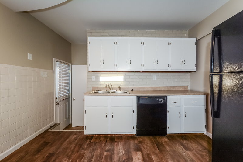 1,800/Mo, 819 Lynn Haven Ln Hazelwood, MO 63042 Kitchen View 2
