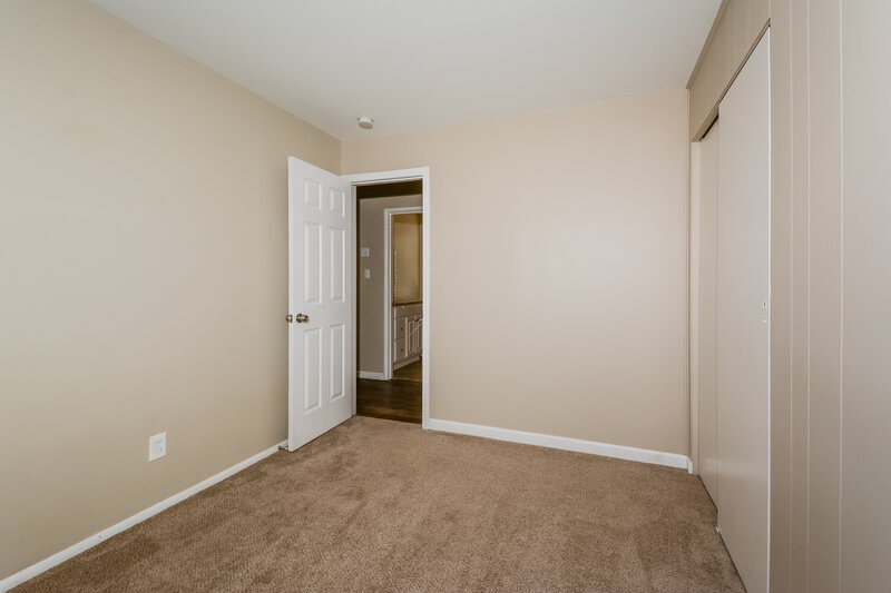 1,800/Mo, 819 Lynn Haven Ln Hazelwood, MO 63042 Bedroom View 4