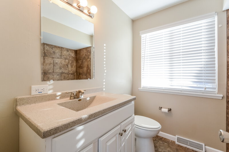 1,800/Mo, 819 Lynn Haven Ln Hazelwood, MO 63042 Bathroom View