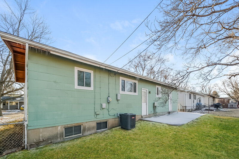 1,800/Mo, 819 Lynn Haven Ln Hazelwood, MO 63042 Rear View