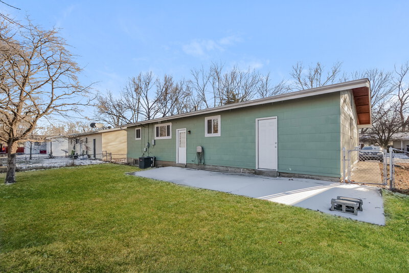1,800/Mo, 819 Lynn Haven Ln Hazelwood, MO 63042 Rear View 4