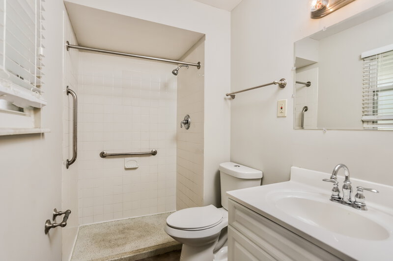 2,220/Mo, 3890 Cordin Dr Florissant, MO 63034 Main Bathroom View