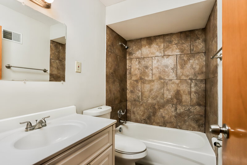 2,220/Mo, 3890 Cordin Dr Florissant, MO 63034 Bathroom View
