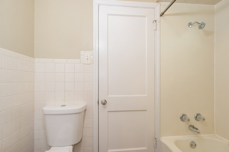 1,610/Mo, 1836 Morven Ave Overland, MO 63114 Main Bathroom View